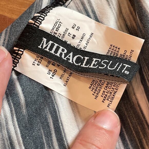 Miraclesuit  Warp Speed Love Knot Top Black/White 14DD retail $146 - Picture 3 of 12